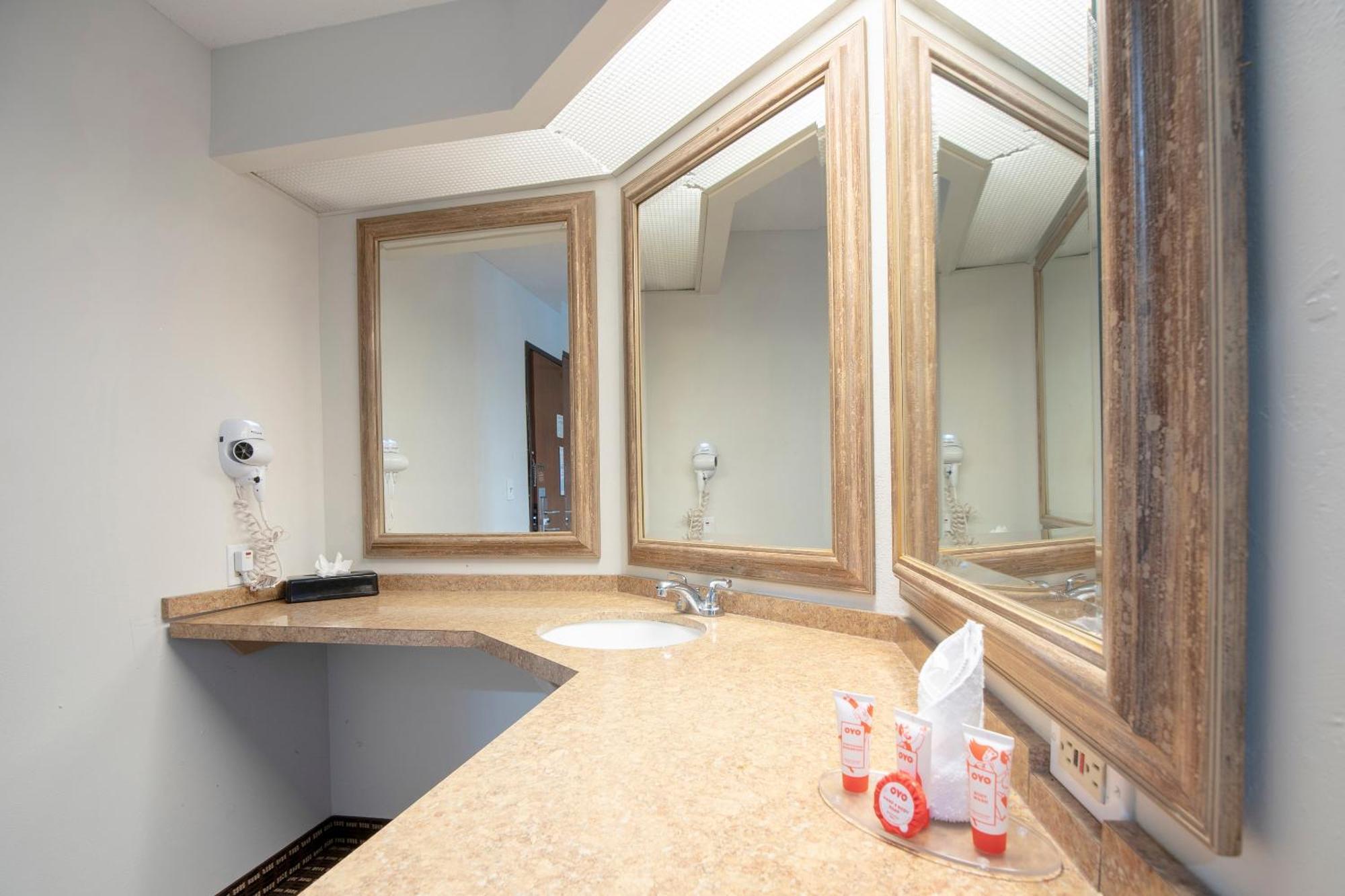 Oyo Townhouse Houston Airport North Hotel Ngoại thất bức ảnh